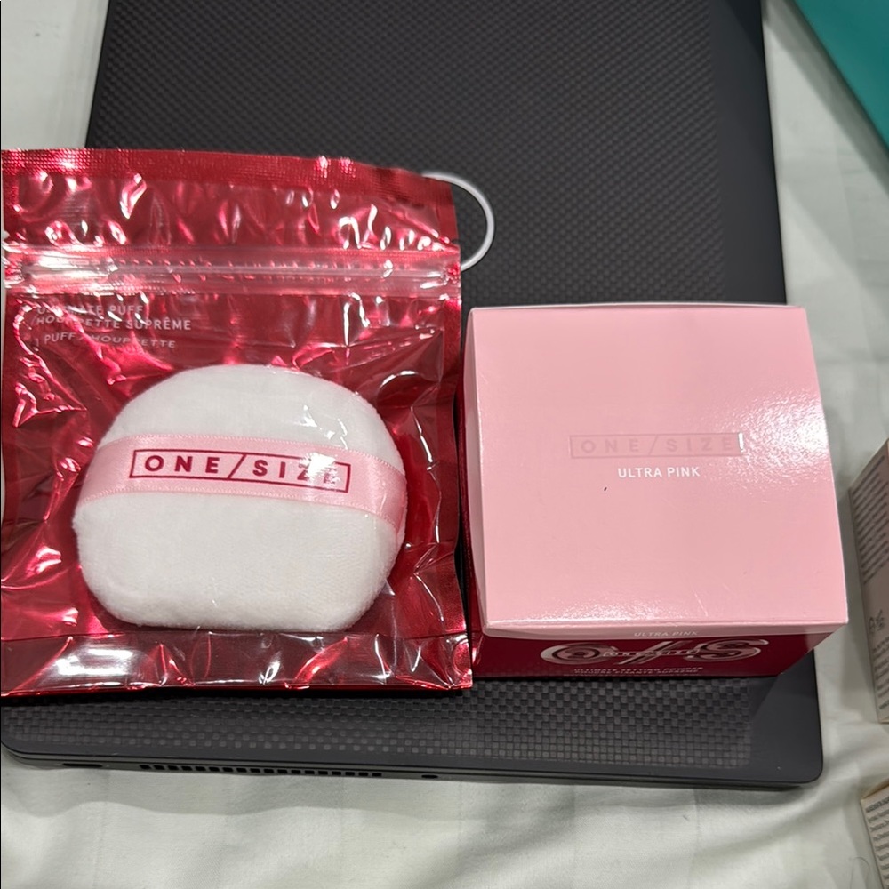 ONE/SIZE Ultra Pink Puff with White Applicator